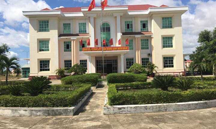 Vợ Chủ tịch huyện dùng bằng đại học giả để 'thăng chức'