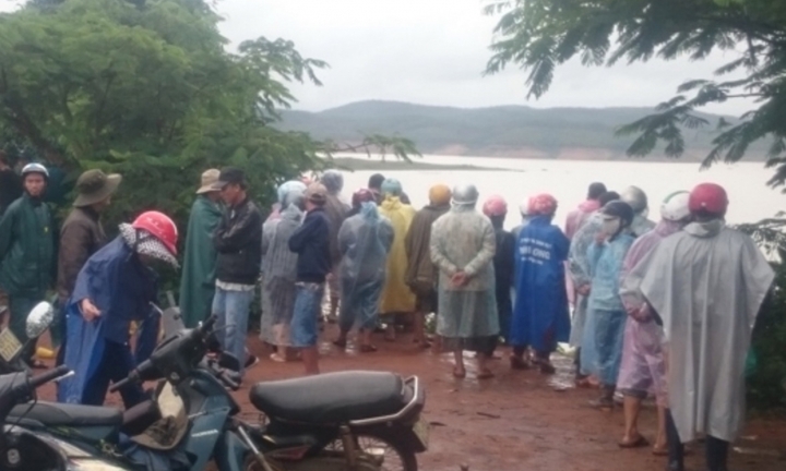 Hàng trăm người tìm kiếm 3 thương lái mất tích