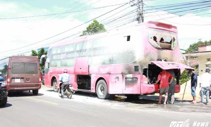 Xe khách bốc cháy ngùn ngụt, hàng chục hành khách thoát chết trong gang tấc