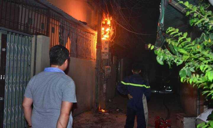 Cột điện bốc cháy cạnh khu nhà trọ sinh viên ở Thủ đô