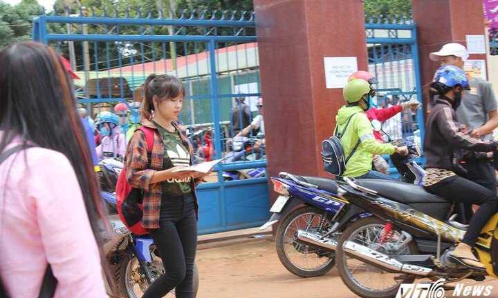 Mang tài liệu vào phòng thi môn Ngữ văn, 2 thí sinh bị đình chỉ