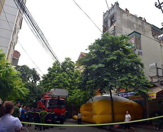 Căng đệm hơi, giải cứu người đàn ông đòi nhảy lầu tự tử