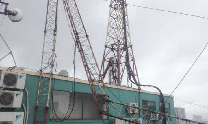 Hà Nội: Cột thu phát sóng đổ sập, một người chết