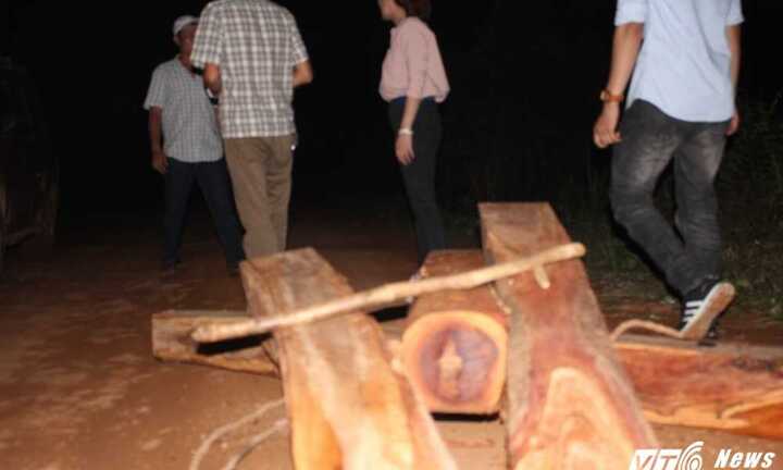 Bị truy bắt gỗ lậu, lâm tặc dùng dao uy hiếp kiểm lâm