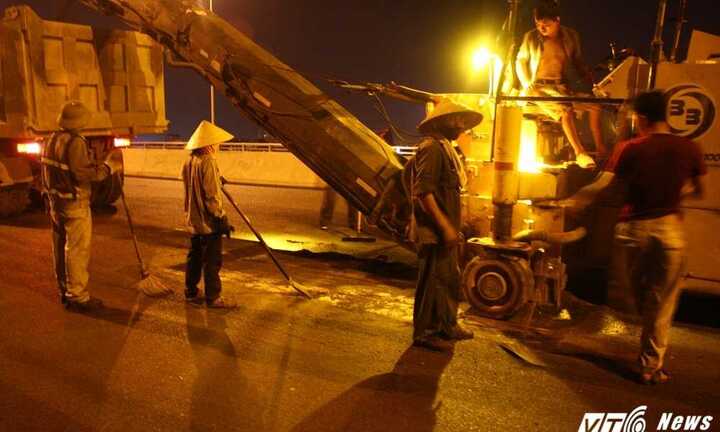 Cầu vượt thép rạn nứt nham nhở: Thi công xuyên đêm sau chỉ đạo của Chủ tịch Hà Nội