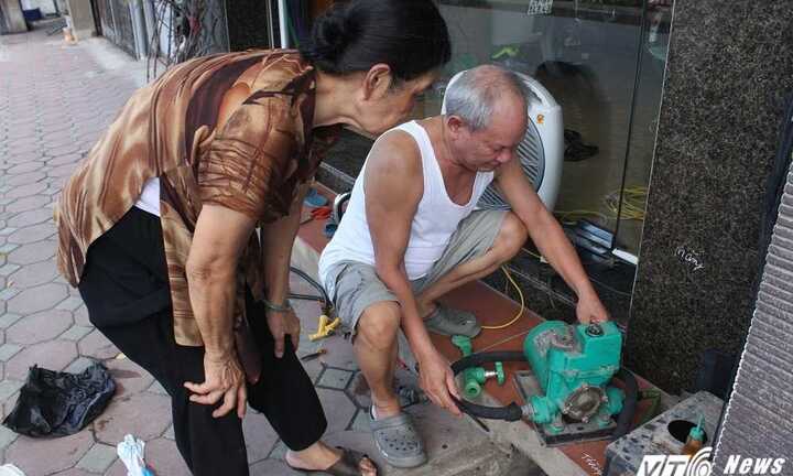 Dân Thủ đô phải 'nhịn đủ thứ' giữa nắng nóng