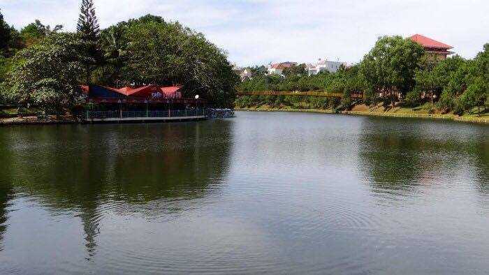 Công an mời về làm việc, nam sinh viên lao xuống hồ chết đuối