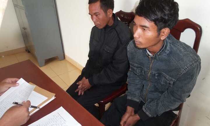 Nhậu say, hai nam thanh niên lao vào đánh tổ CSGT