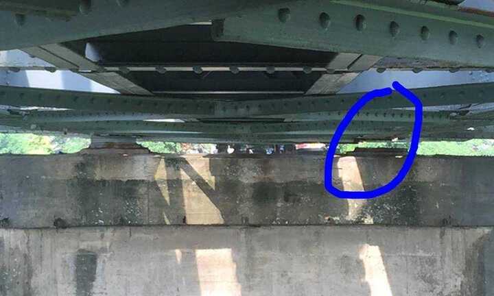 Phát hiện hình ảnh lạ nguy hiểm dưới gầm cầu Long Biên