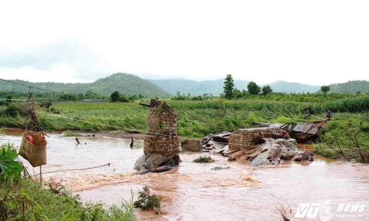 Cầu bị cuốn trôi tại Đắk Lắk: Kéo dây cáp tiếp tế lương thực cho dân