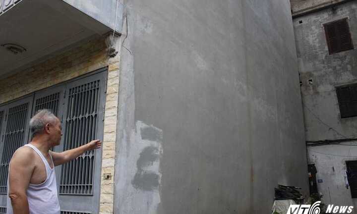 Thêm một ngôi nhà 5 tầng nghiêng 'dọa' sập giữa Thủ đô