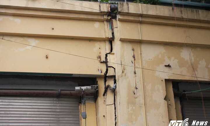 Chung cư 'chờ sập' giữa Thủ đô: Tường nhà nứt toác, dân vật vã leo bộ 10 tầng