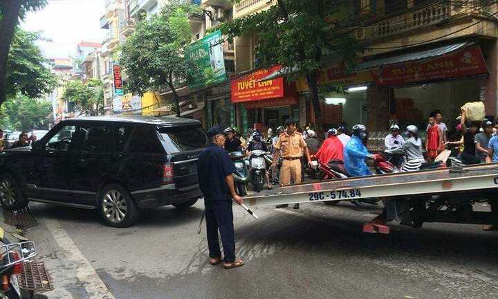 Range rover gây tai nạn liên hoàn cuốn cô gái vào gầm xe
