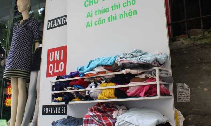 Ấm lòng giá đồ 'cho và nhận' đầu tiên ở Hà Nội