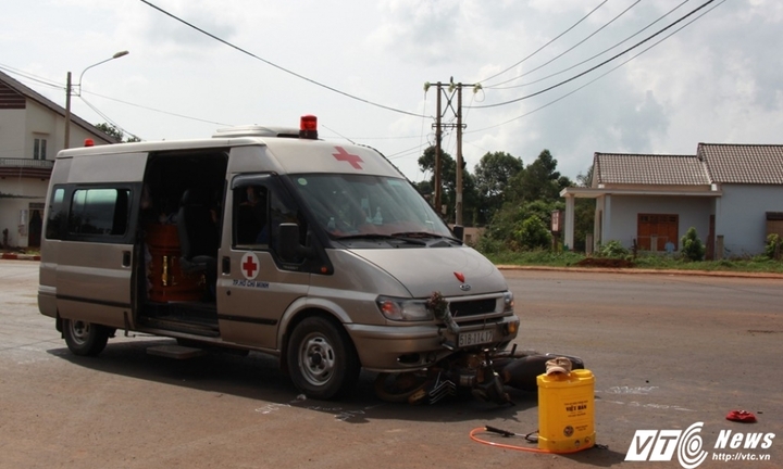 Lao vào xe chở quan tài, 2 người nhập viện nguy kịch