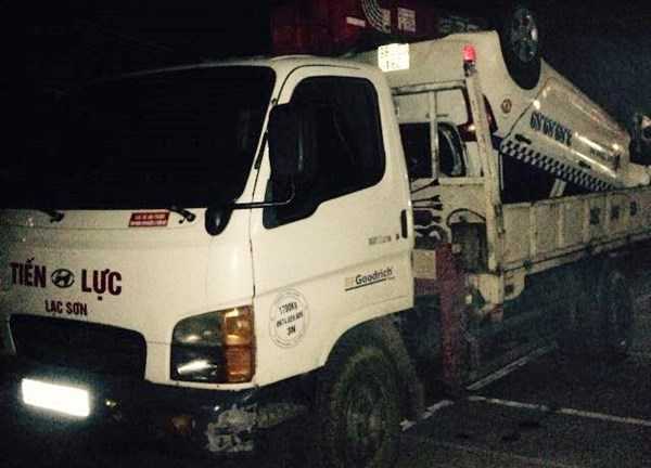 Taxi lao xuống suối, 2 người chết, 1 người trọng thương