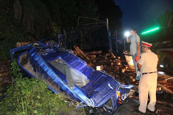 Xe tải lao vào vách núi nát bét, tài xế mắc kẹt trong cabin