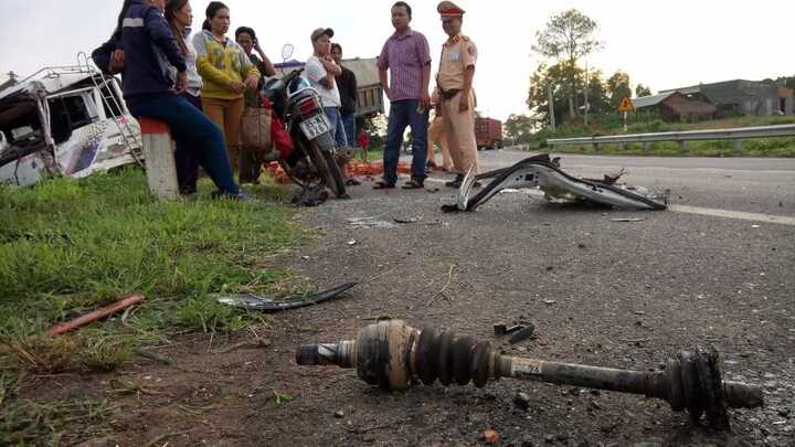 Xe 4 chỗ 'bay' xuống ruộng sau tai nạn liên hoàn, tài xế thiệt mạng