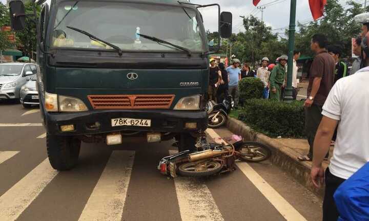 Xe tải phóng nhanh gây tai nạn liên hoàn, một phụ nữ bị cán nát chân