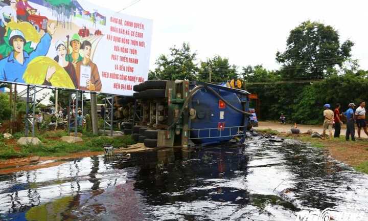 Lật xe bồn, nhựa đường tràn lênh láng khắp mặt đường