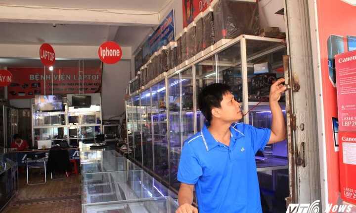 Video: 'Đạo chích' vác kìm cắt khoá, vét sạch cửa hàng bán đồ điện tử