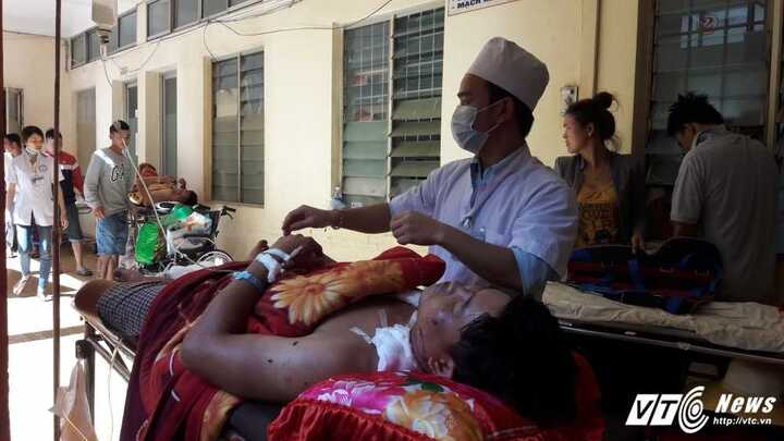 Lấy thuốc nổ trong bom, hai anh em ruột trọng thương