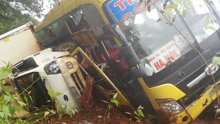 20 hành khách bị lật xe thoát chết kỳ diệu