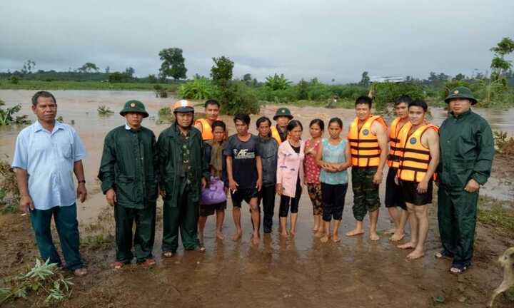 Bộ đội giải cứu 6 người leo lên cây trong cơn lũ dữ