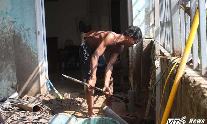 Mất nước nhiều tháng, dân Thủ đô bỏ tiền triệu thuê nhà nghỉ để tắm