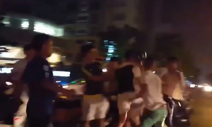 Đuổi đánh tài xế xe ôm, thanh niên 'hổ báo' bị nhóm người can ngăn đánh hội đồng