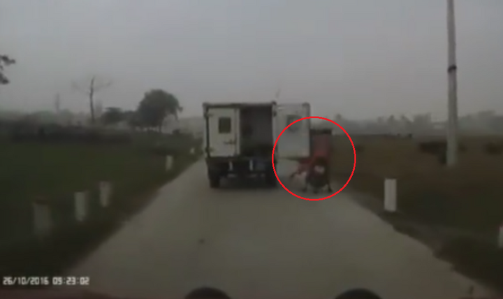 Xe tải biển xanh quên đóng cửa sau, 2 người đi đường văng xuống ruộng