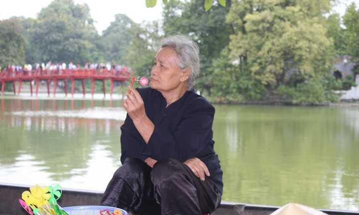 Ảnh: Nhiệt độ giảm sâu, người Hà Nội co ro trong gió lạnh