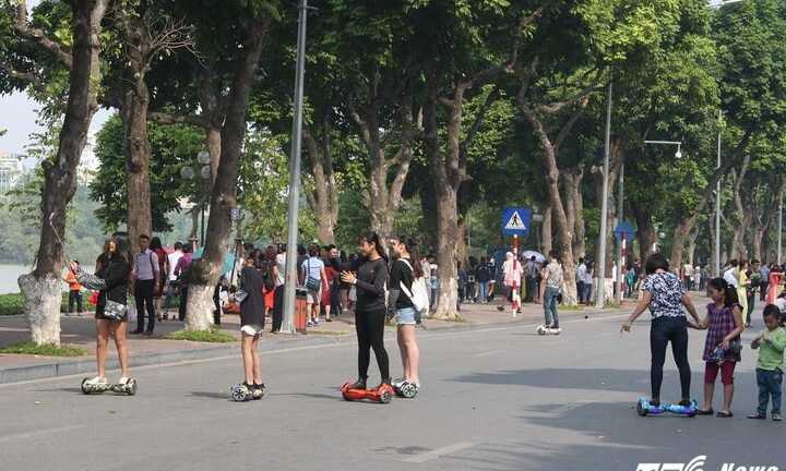 Ảnh: Sau lệnh cấm, xe điện tự cân bằng vẫn nghênh ngang giữa phố đi bộ