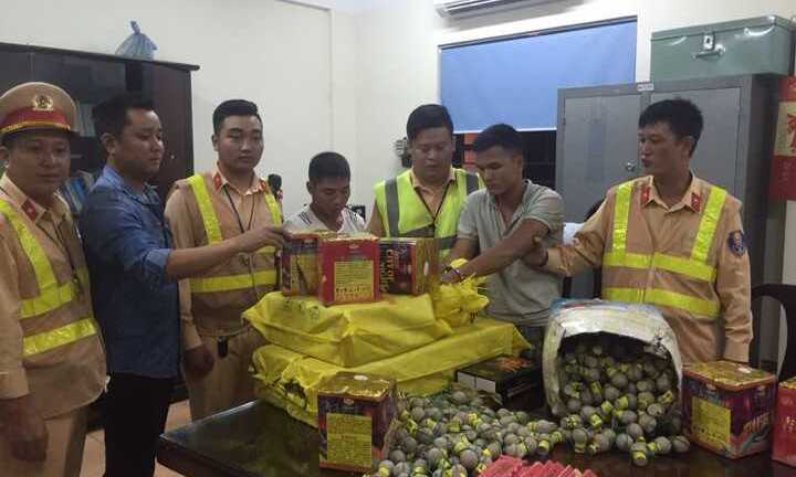 CSGT Hà Nội bắt xe tải chở pháo 'khủng' trong đêm