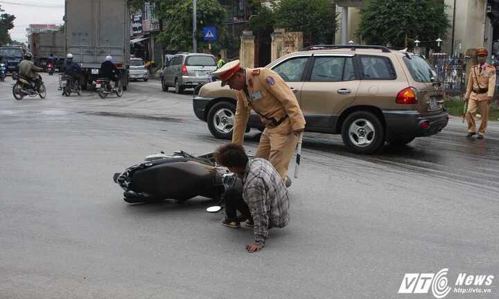 CSGT ra quân xử phạt, người vi phạm nháo nhào 'tháo chạy'