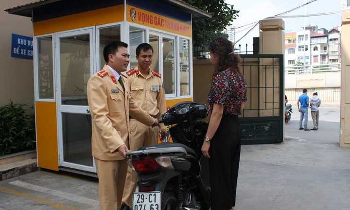 CSGT 'nhặt' được xe SH bị 'bỏ quên' giữa Thủ Đô