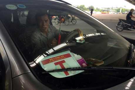 CSGT Hà Nội tiếp tục truy quét ô tô gắn 'bùa hộ mệnh' Bộ Công an