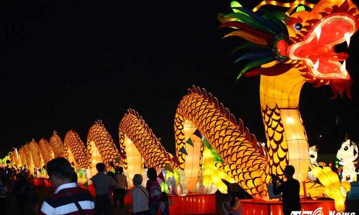Ảnh: Rực rỡ sắc màu lễ hội đèn lồng khổng lồ đầu tiên ở Việt Nam