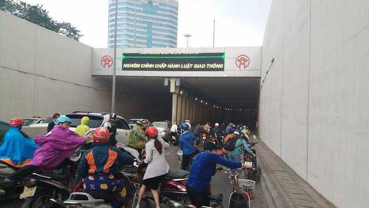 20 xe tông nhau liên hoàn trong hầm Kim Liên