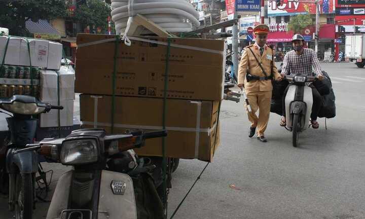 Ảnh: CSGT truy quét 'người vận chuyển gieo rắc sợ hãi' trên phố Hà Nội