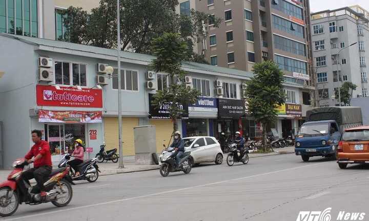 Ảnh: Hàng loạt cửa hàng 'cởi bỏ đồng phục' trên phố kiểu mẫu Thủ đô