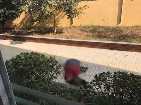 Người đàn ông nước ngoài nhảy từ tầng 5 Học viện Ngân hàng