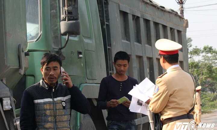 Hàng loạt xe 'hổ vồ' bị xử phạt, tài xế gọi điện 'cầu cứu'