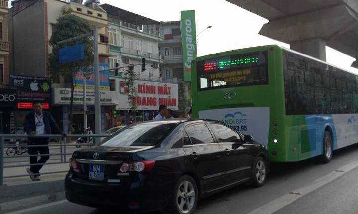 Xe buýt nhanh BRT bị xe hơi biển xanh tông trúng