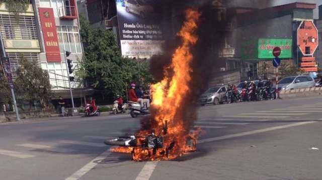 Xe máy đang chạy bỗng cháy trơ khung sắt trên phố Thủ đô
