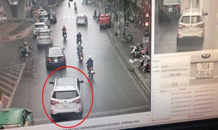 Tài xế vượt đèn đỏ x­ưng danh 'điều tra viên' Tổng cục Hải quan 'dọa' CSGT