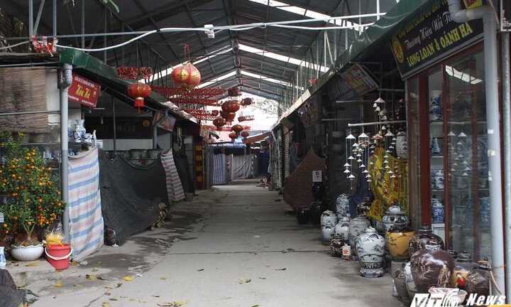 Chợ gốm Bát Tràng đột ngột đóng cửa, tiểu thương bức xúc