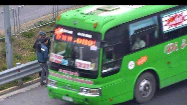 Đón khách trên đường cao tốc, tài xế bị phạt 11 triệu đồng