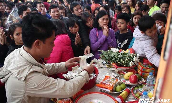 Mang tiền lẻ đến cửa Phật rải khắp mọi nơi là lố bịch, vô thức