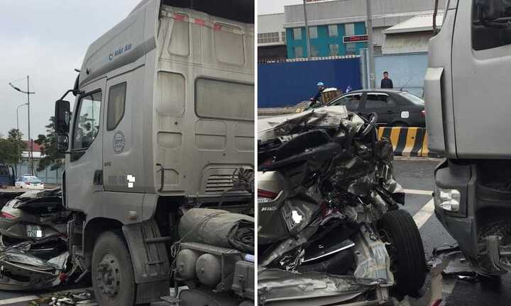 Xe đầu kéo đâm bẹp xe hơi gần sân bay Nội Bài, 2 người nguy kịch